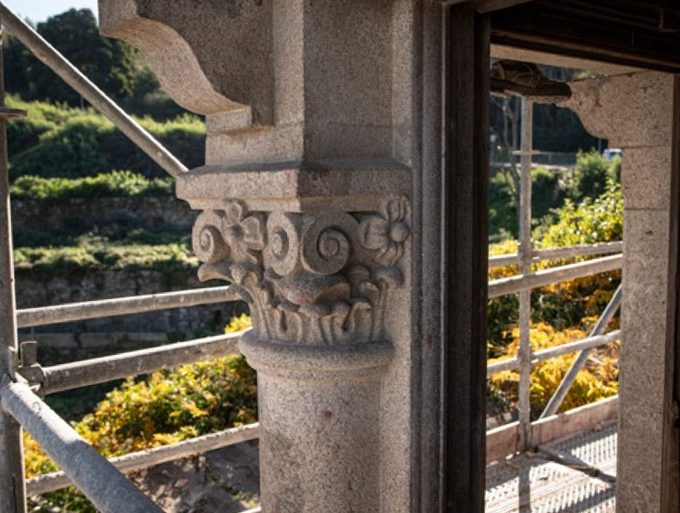 Detalhe de capitel em pedra da antiga Quinta de Vale de Amores